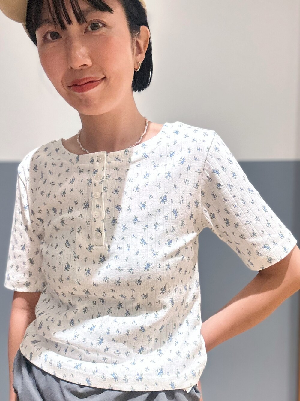 グリーン系のサロペット/オーバーオール、ブルー系のTシャツ/カットソー、ベージュ系のキャップを着用したレディースの夏コーディネートの4枚目の写真