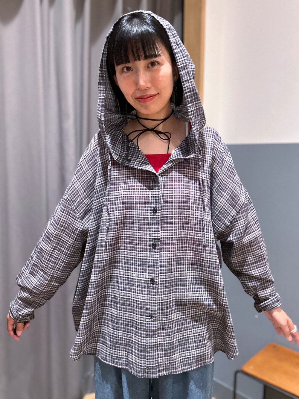 ピンク系のタンクトップ、グレー系のシャツ/ブラウス、ブルー系のデニムパンツを着用したレディースの春コーディネートの5枚目の写真
