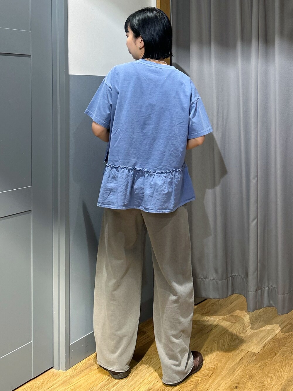 ブルー系のTシャツ/カットソー、グレー系のその他パンツ、ブラック系のショルダーバッグを着用したレディースの春コーディネートの3枚目の写真