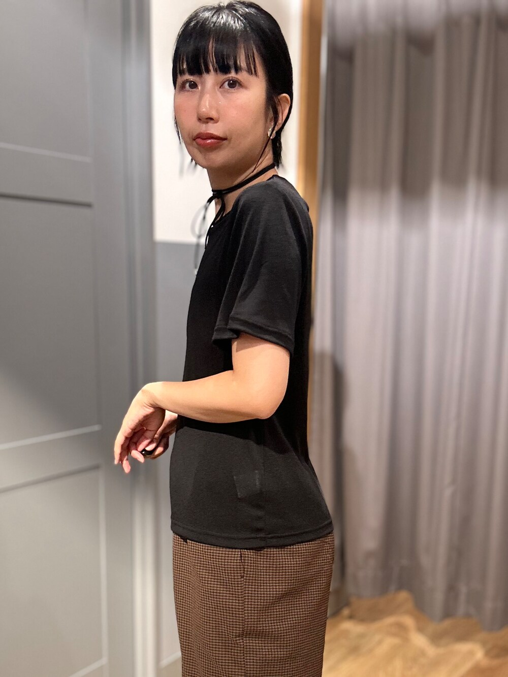 ブラウン系のセットアップ、ブラック系のTシャツ/カットソー、ブラック系のショルダーバッグを着用したレディースの夏コーディネートの8枚目の写真