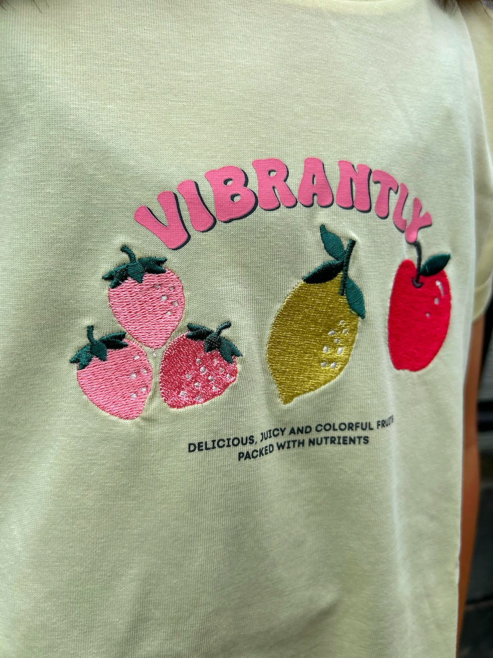 イエロー系のTシャツ/カットソー、ブルー系のその他パンツを着用したキッズの夏コーディネートの5枚目の写真