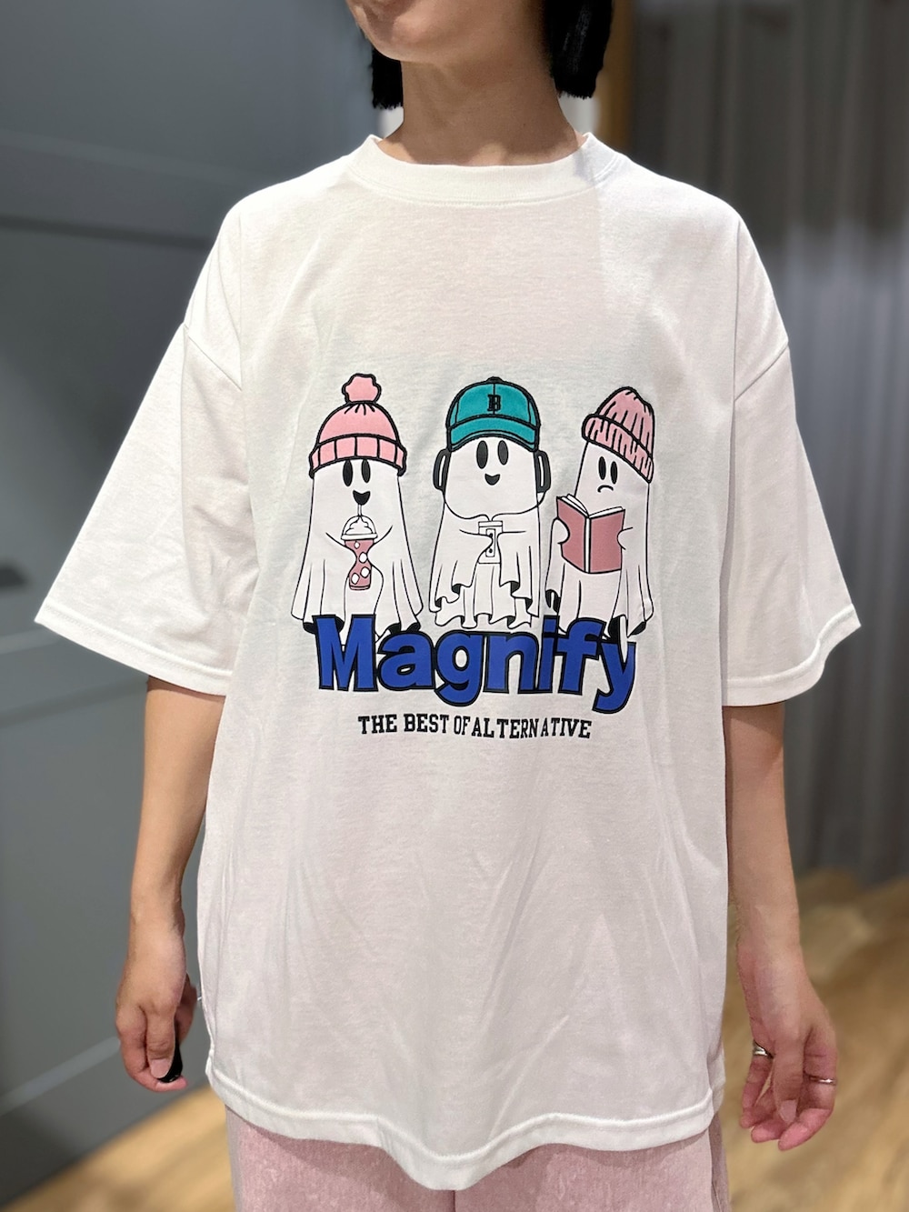 ホワイト系のTシャツ/カットソー、ピンク系のその他パンツ、ブラック系のスカートを着用したレディースの夏コーディネートの4枚目の写真