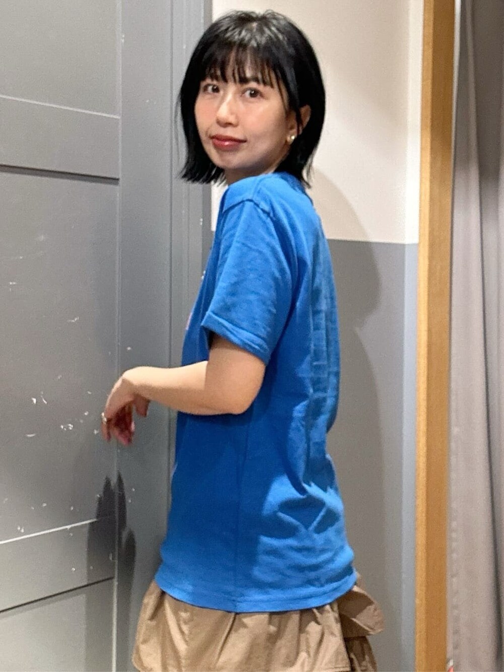 ブルー系のTシャツ/カットソー、ブラウン系のスカート、ベージュ系のシャツ/ブラウスを着用したレディースの春コーディネートの7枚目の写真