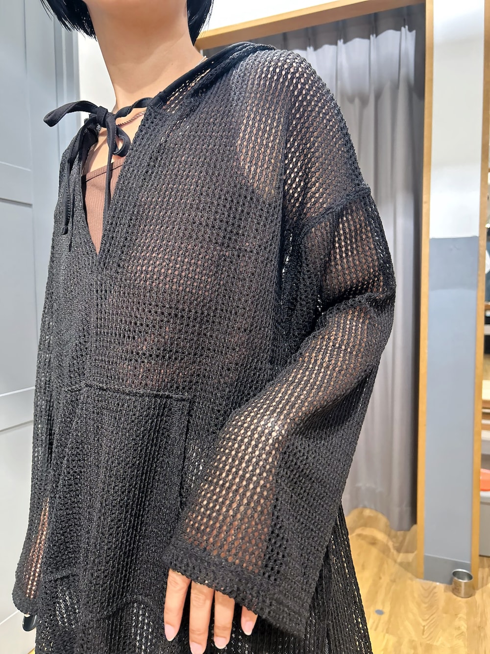 ブラウン系のタンクトップ、ブラック系のTシャツ/カットソー、ブラック系のスカートを着用したレディースの秋コーディネートの5枚目の写真