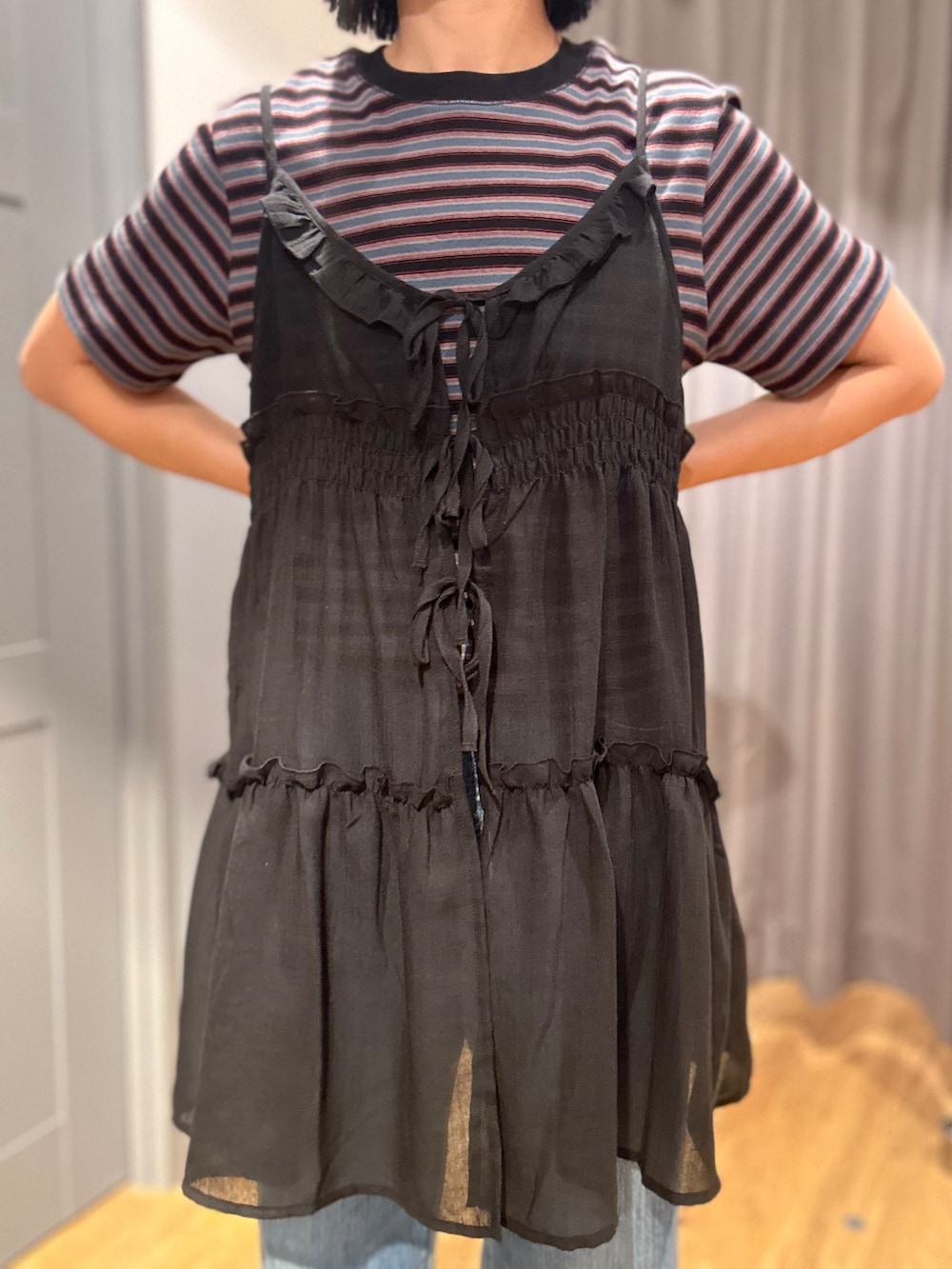 ブルー系のTシャツ/カットソー、ブラック系のベスト、ブルー系のデニムパンツを着用したレディースの夏コーディネートの5枚目の写真