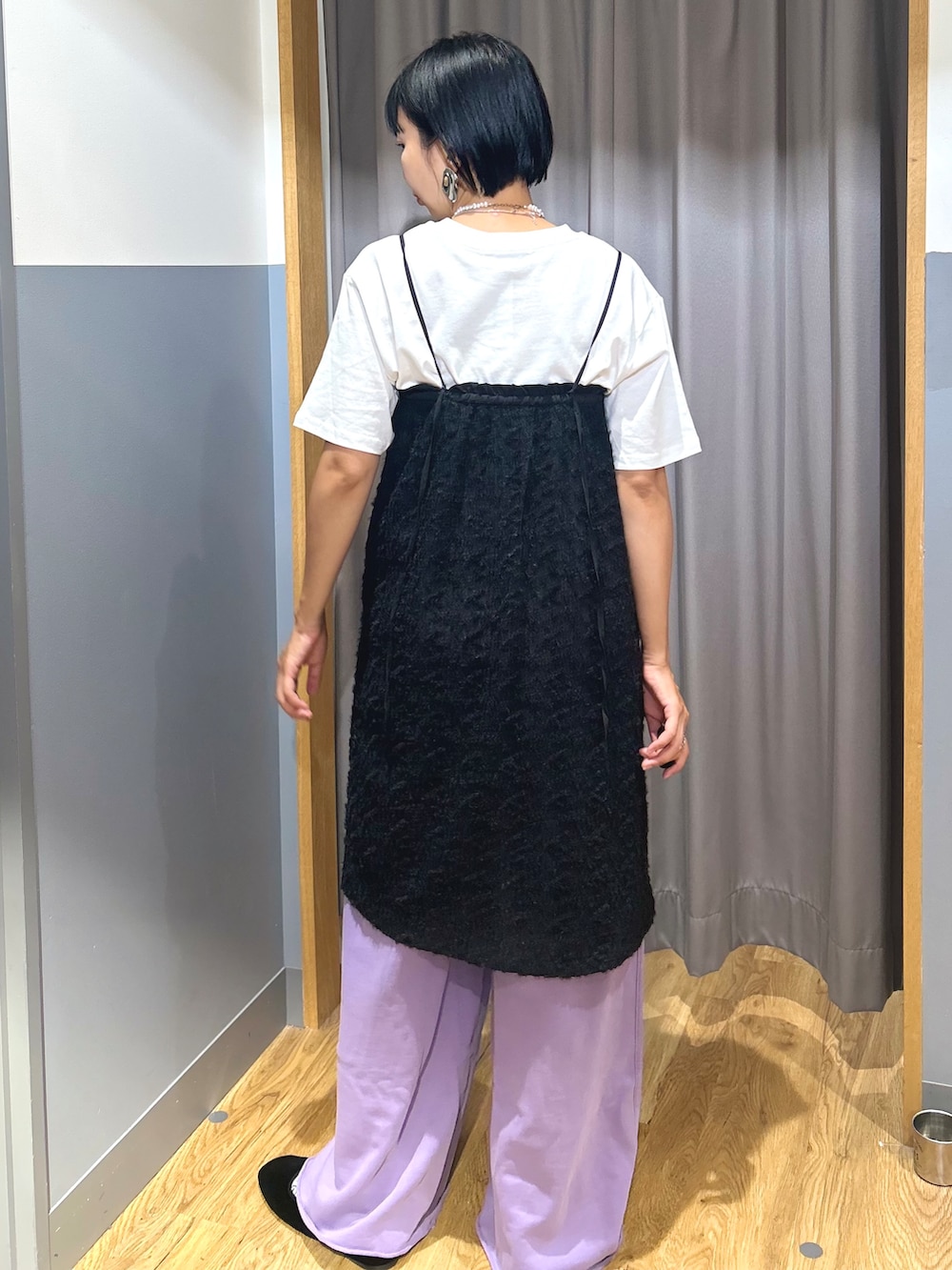 ホワイト系のTシャツ/カットソー、ブラック系のスカート、パープル系のその他パンツを着用したレディースの夏コーディネートの3枚目の写真