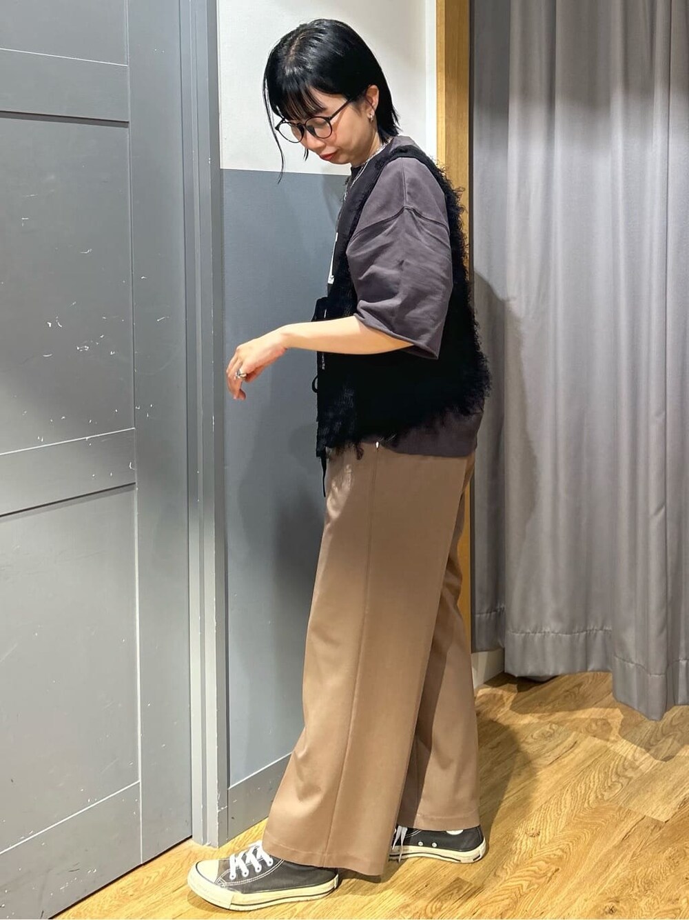 グレー系のTシャツ/カットソー、ブラック系のベスト、ブラック系のその他を着用したレディースの春コーディネートの3枚目の写真