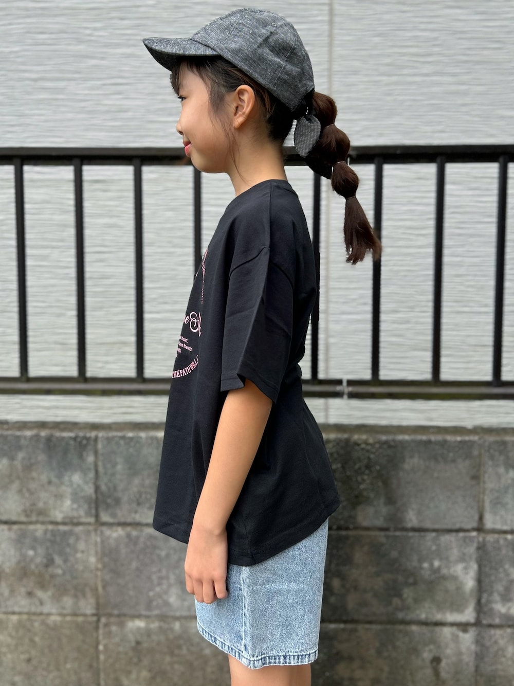 ブラック系のTシャツ/カットソー、ブルー系のその他パンツ、ブラック系のキャップを着用したキッズの夏コーディネートの6枚目の写真