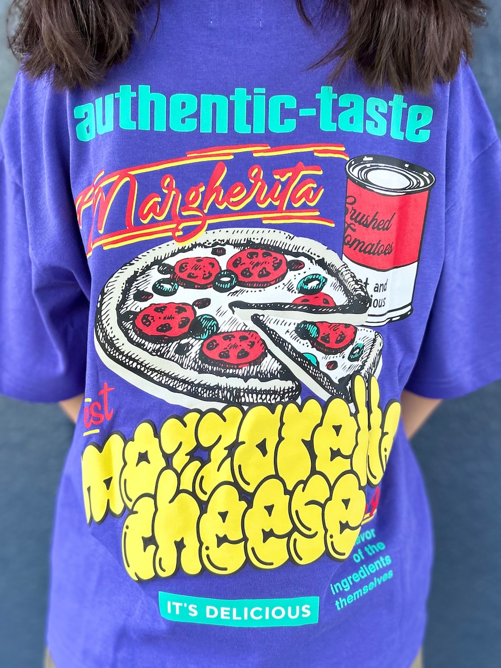パープル系のTシャツ/カットソー、ブラウン系のスカート、ブラック系のハットを着用したキッズの春コーディネートの7枚目の写真
