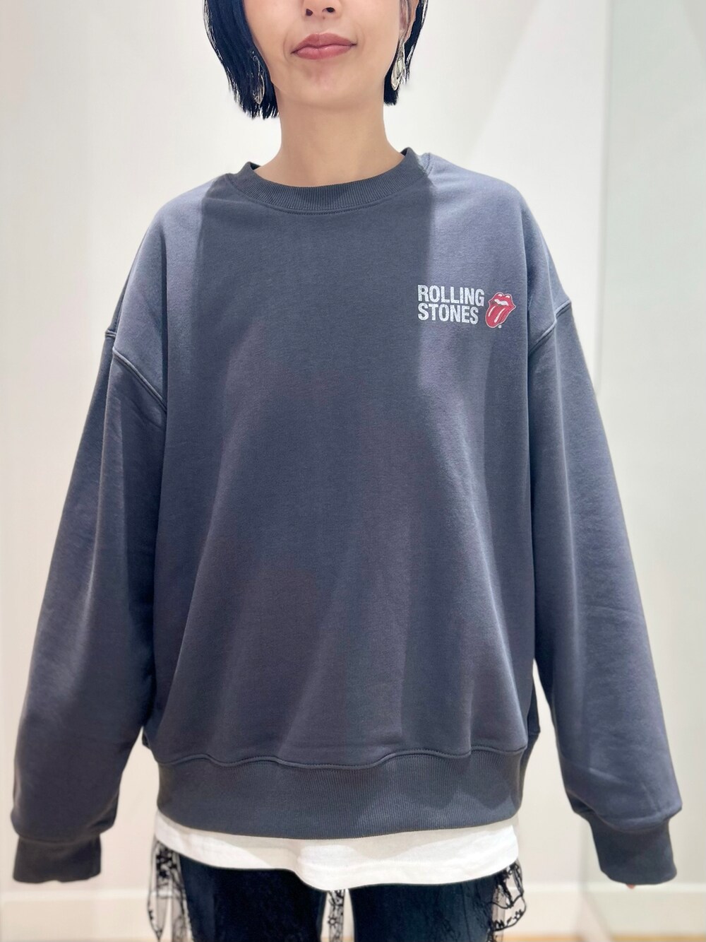 グレー系のスウェット、ホワイト系のTシャツ/カットソー、ブルー系のその他パンツを着用したレディースの秋コーディネートの4枚目の写真