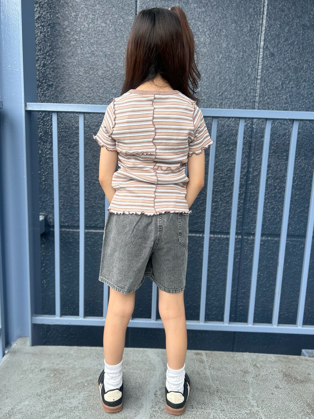 ブラウン系のTシャツ/カットソー、グレー系のその他パンツを着用したキッズの夏コーディネートの3枚目の写真