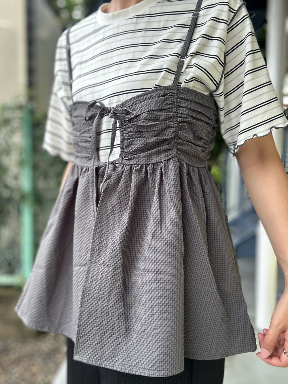 グレー系のその他トップス、ブラウン系のその他トップス、ブラック系のその他パンツを着用したレディースの夏コーディネートの4枚目の写真