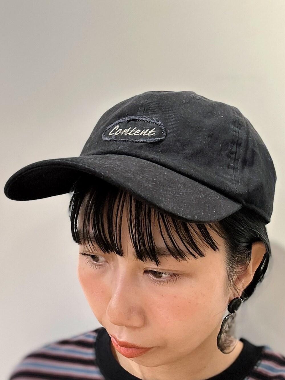 ブルー系のTシャツ/カットソー、その他のスカート、ブラック系のボディバッグ/ウエストポーチを着用したレディースの夏コーディネートの8枚目の写真