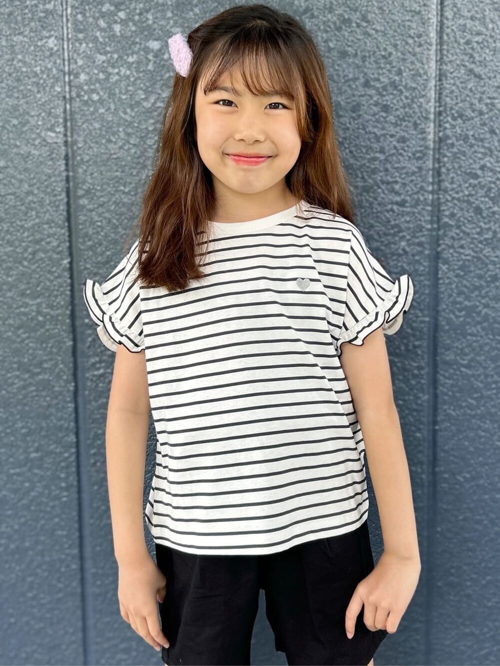 ブラック系のその他パンツ、ブラック系のTシャツ/カットソー、ブラック系のパーカーを着用したキッズの春コーディネートの7枚目の写真