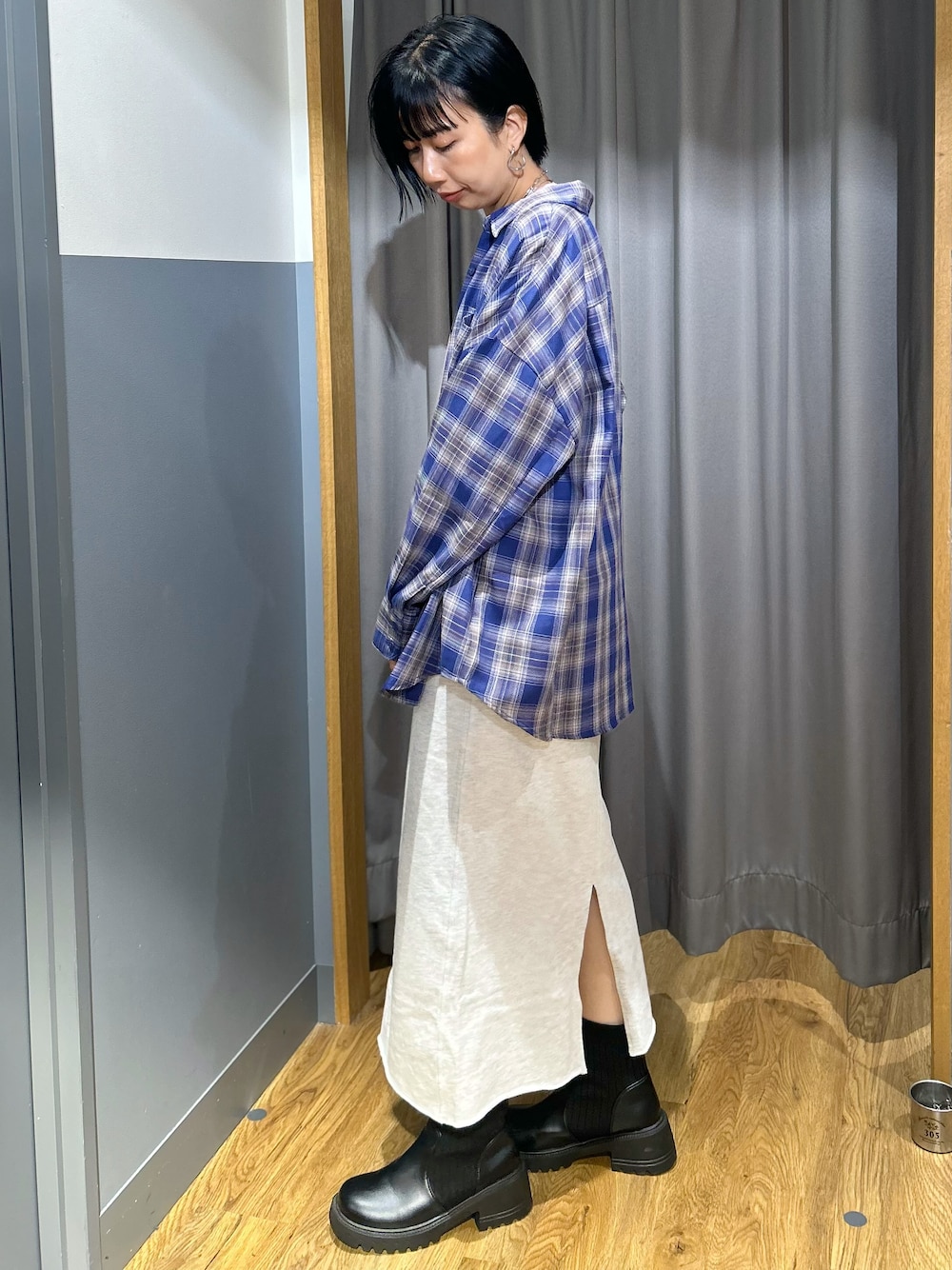 ピンク系のTシャツ/カットソー、パープル系のシャツ/ブラウス、グレー系のスカートを着用したレディースの秋コーディネートの2枚目の写真