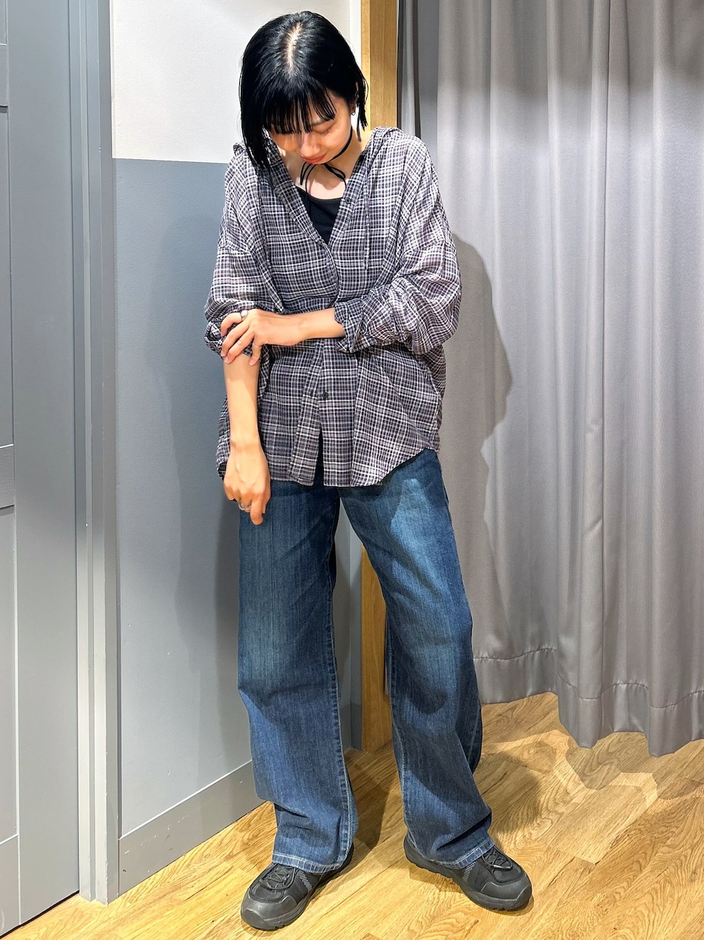 ブラック系のタンクトップ、グレー系のシャツ/ブラウス、ブルー系のデニムパンツを着用したレディースの夏コーディネートの2枚目の写真