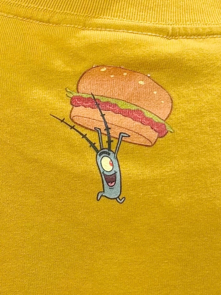 イエロー系のTシャツ/カットソー、グレー系のその他パンツ、ベージュ系のトートバッグを着用したレディースの夏コーディネートの5枚目の写真