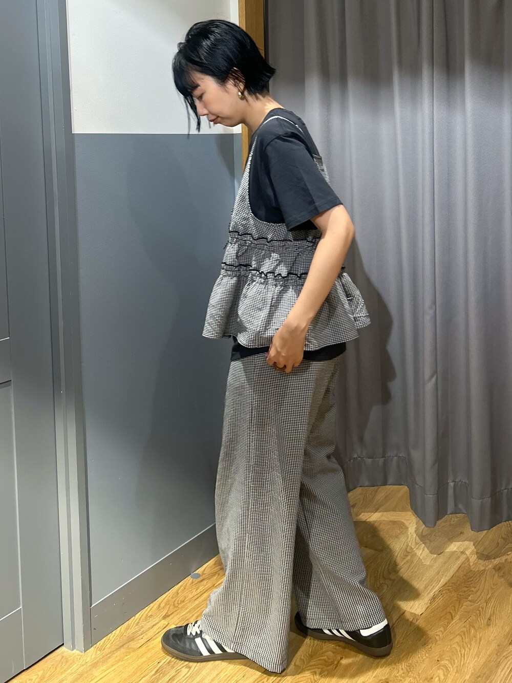 グレー系のTシャツ/カットソー、ホワイト系のセットアップ、イエロー系のショルダーバッグを着用したレディースの夏コーディネートの3枚目の写真