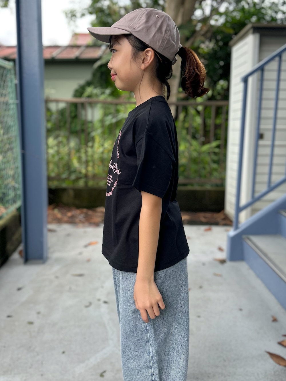 ブラック系のTシャツ/カットソー、ブラック系のシャツ/ブラウス、ブルー系のその他パンツを着用したキッズの秋コーディネートの7枚目の写真