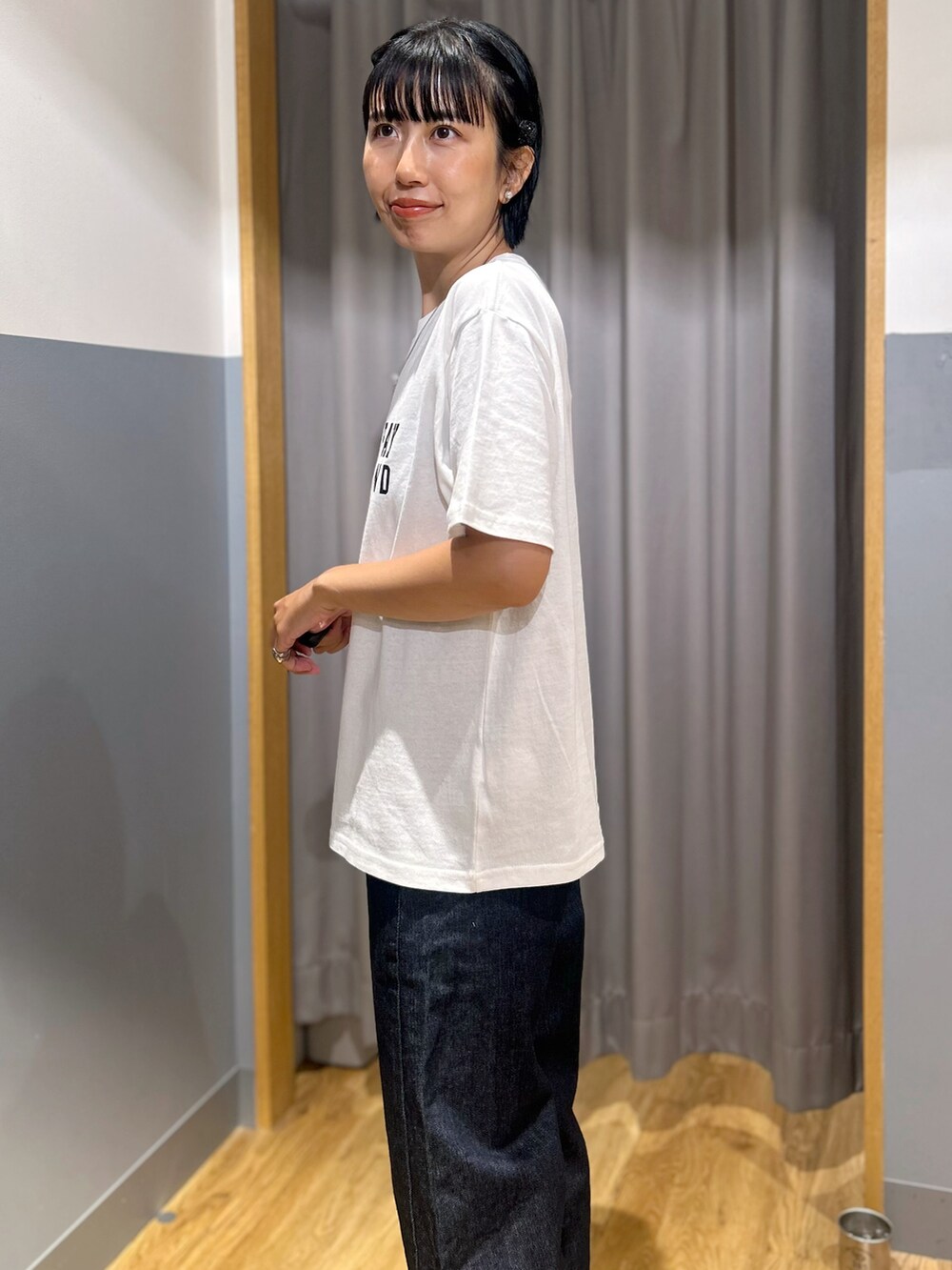 ホワイト系のTシャツ/カットソー、ブルー系のデニムパンツ、ブラック系のシャツ/ブラウスを着用したレディースの秋コーディネートの7枚目の写真