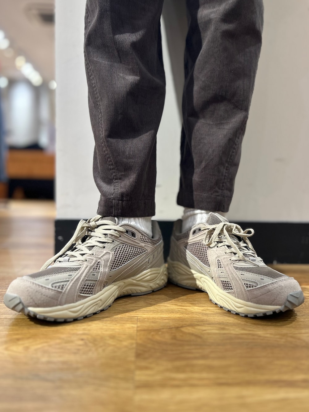 グレー系のスウェット、グレー系のシャツ/ブラウス、グレー系のその他パンツを着用したレディースの秋コーディネートの10枚目の写真