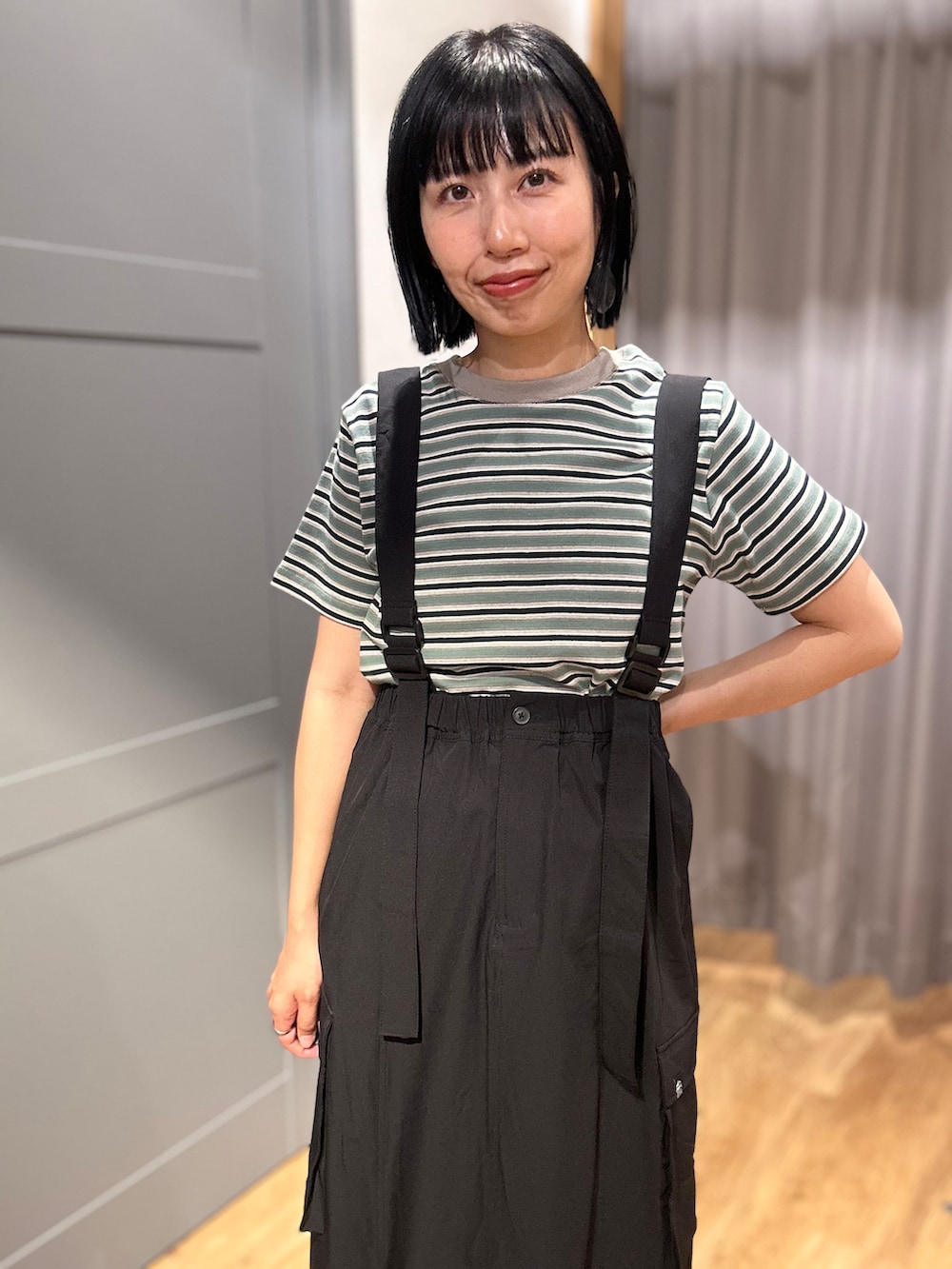 ブラック系のTシャツ/カットソー、ブラック系のスカート、ブラック系のボディバッグ/ウエストポーチを着用したレディースの夏コーディネートの8枚目の写真