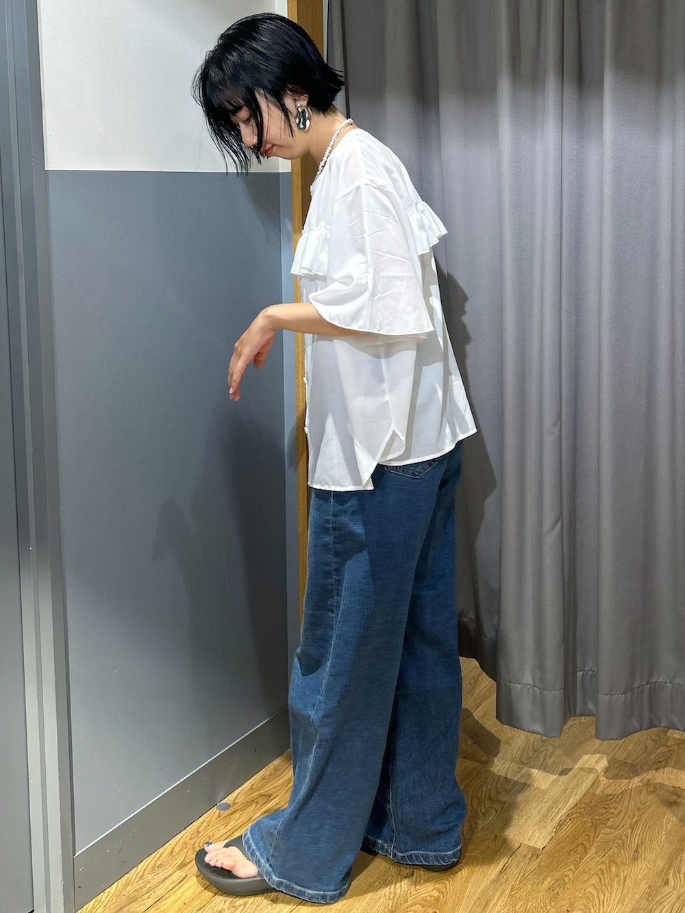 ホワイト系のシャツ/ブラウス、ホワイト系のタンクトップ、グレー系のサンダルを着用したレディースの夏コーディネートの3枚目の写真