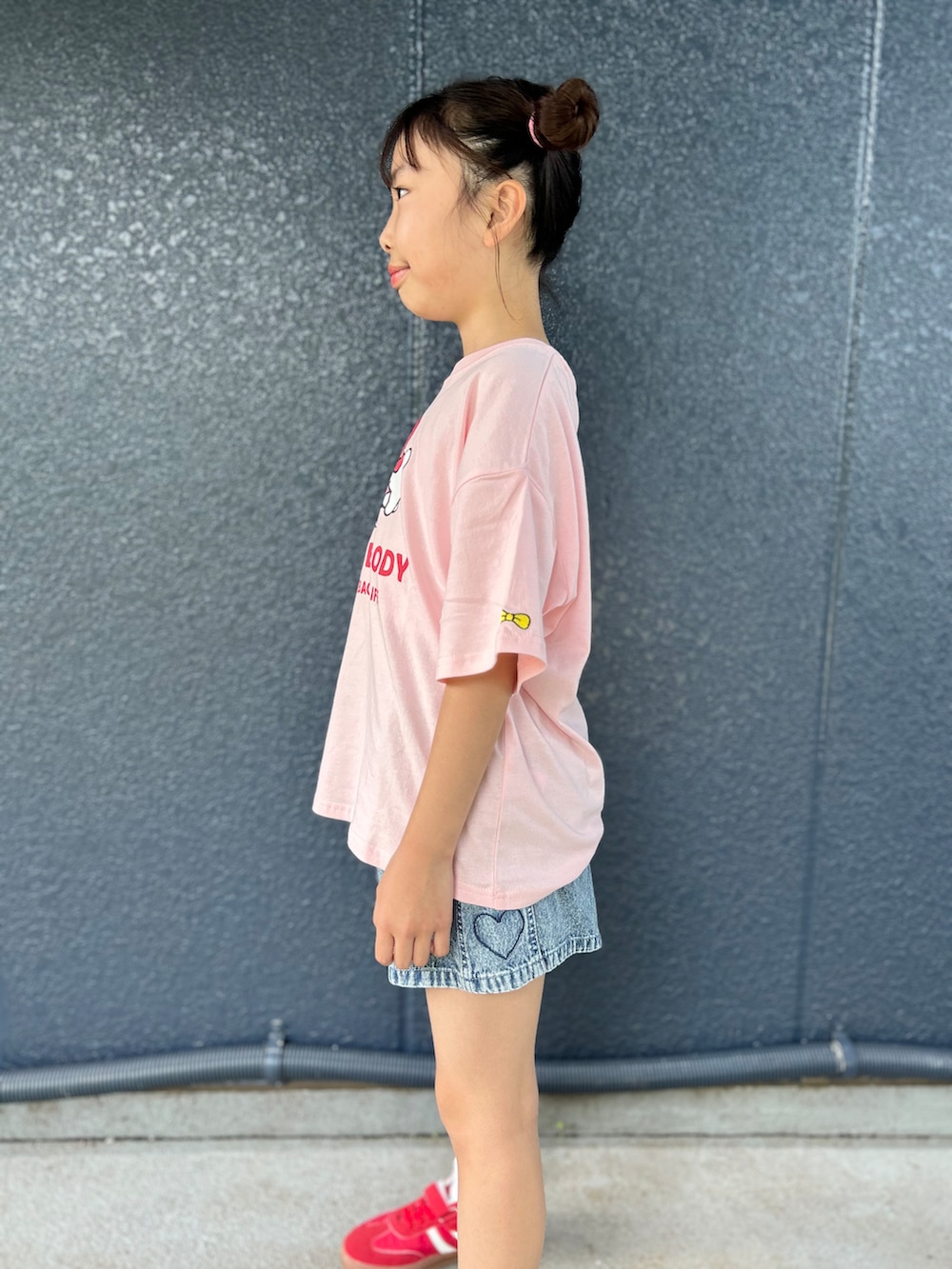 ピンク系のTシャツ/カットソー、ブルー系のその他パンツを着用したキッズの夏コーディネートの6枚目の写真