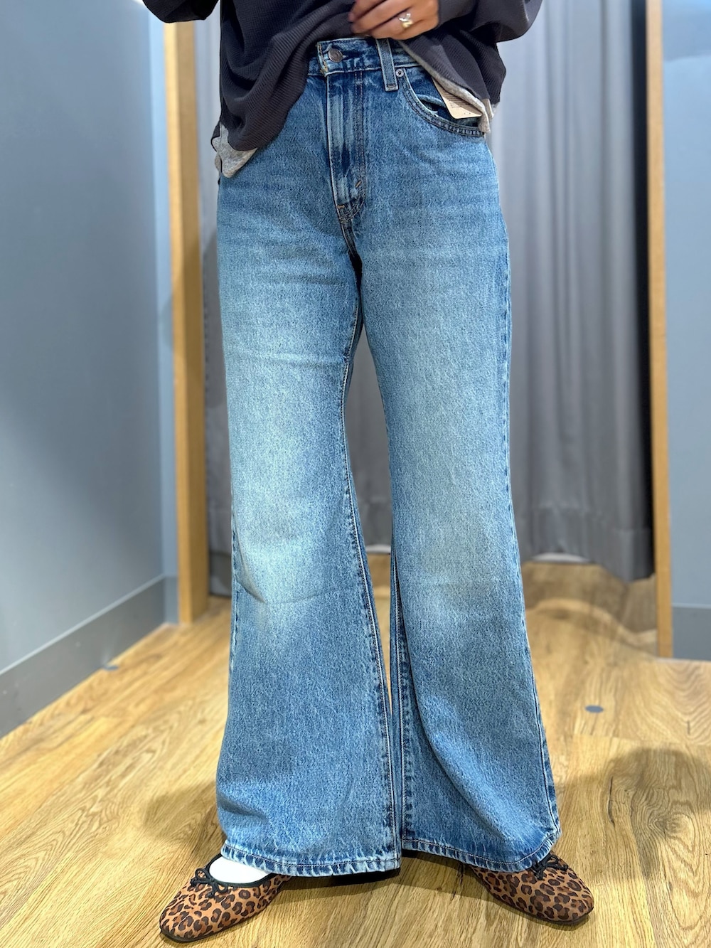 グレー系のTシャツ/カットソー、ブルー系のその他パンツ、グリーン系のショルダーバッグを着用したレディースの秋コーディネートの6枚目の写真