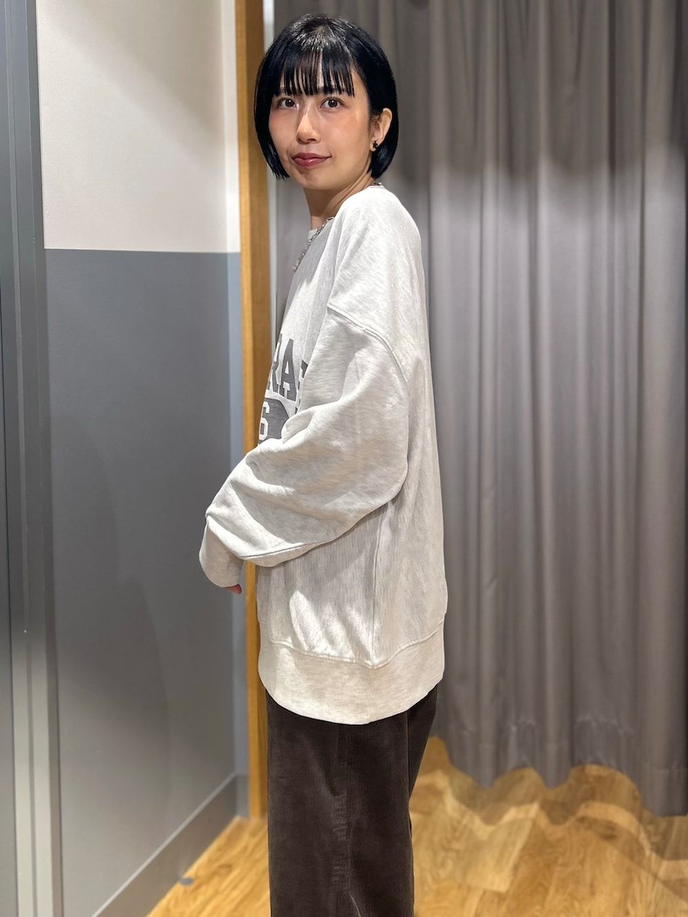 グレー系のスウェット、グレー系のシャツ/ブラウス、グレー系のその他パンツを着用したレディースの秋コーディネートの6枚目の写真