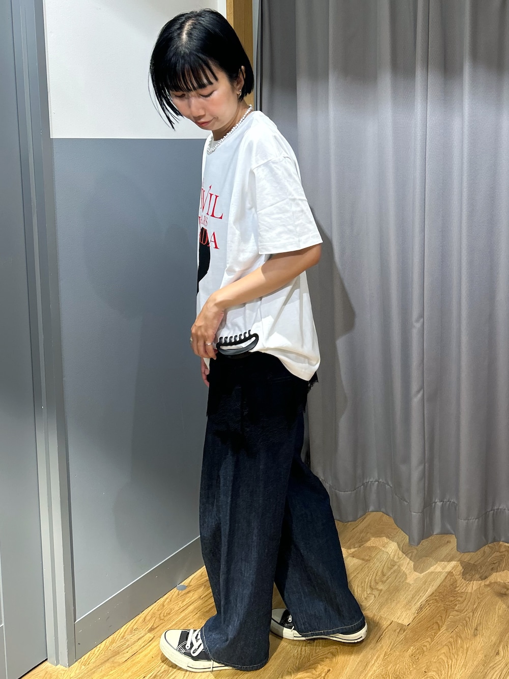 ホワイト系のTシャツ/カットソー、ブラック系のTシャツ/カットソー、ブルー系のデニムパンツを着用したレディースの夏コーディネートの2枚目の写真