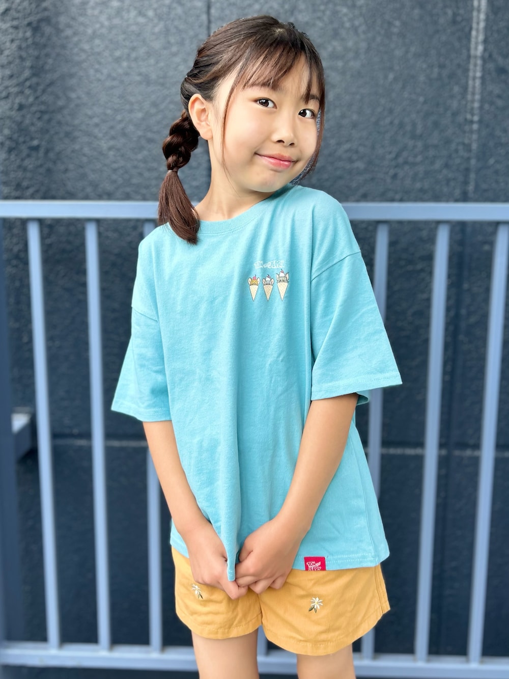 ブルー系のTシャツ/カットソー、イエロー系のその他パンツを着用したキッズの夏コーディネートの5枚目の写真