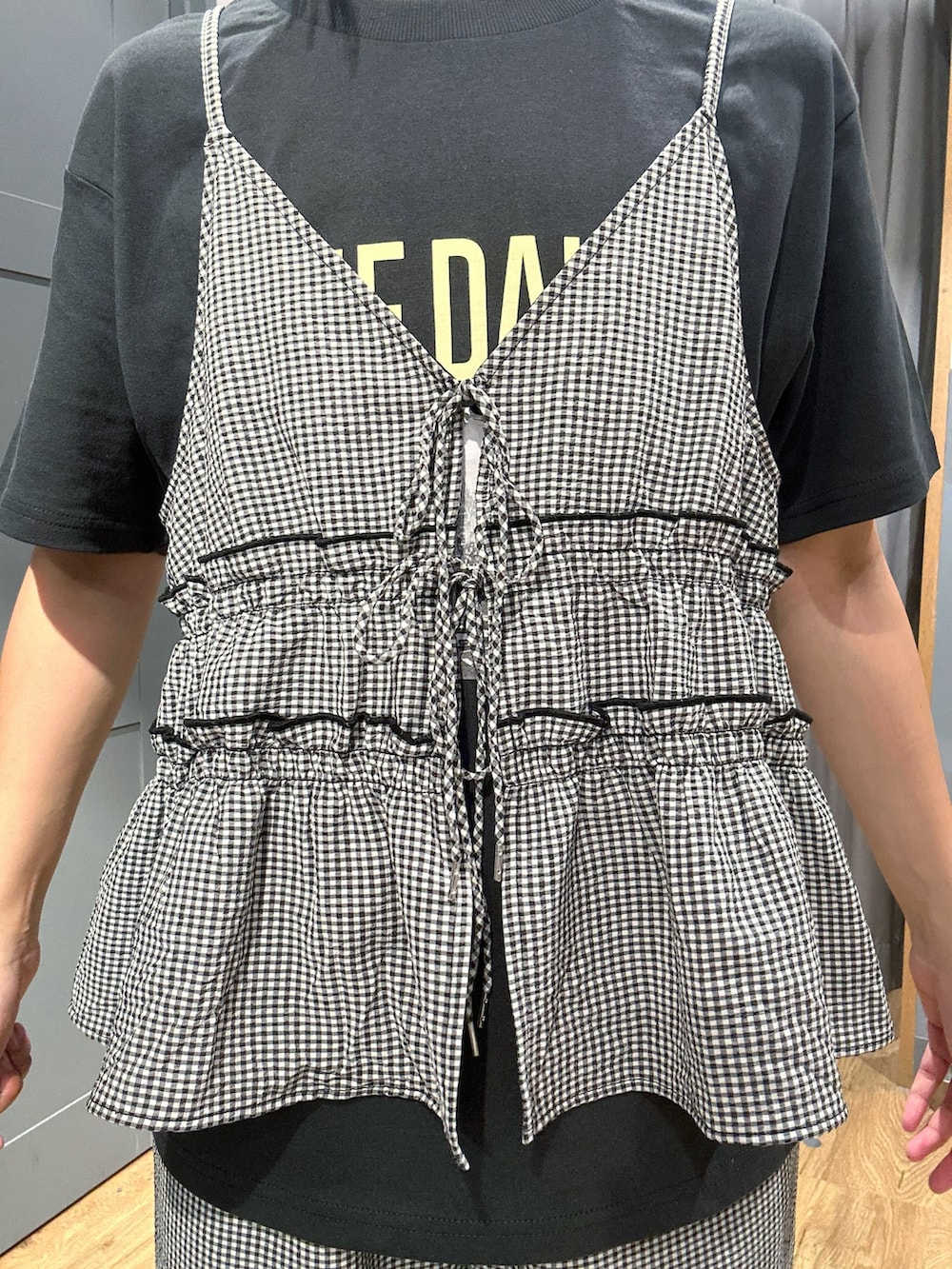 グレー系のTシャツ/カットソー、ホワイト系のセットアップ、イエロー系のショルダーバッグを着用したレディースの夏コーディネートの5枚目の写真