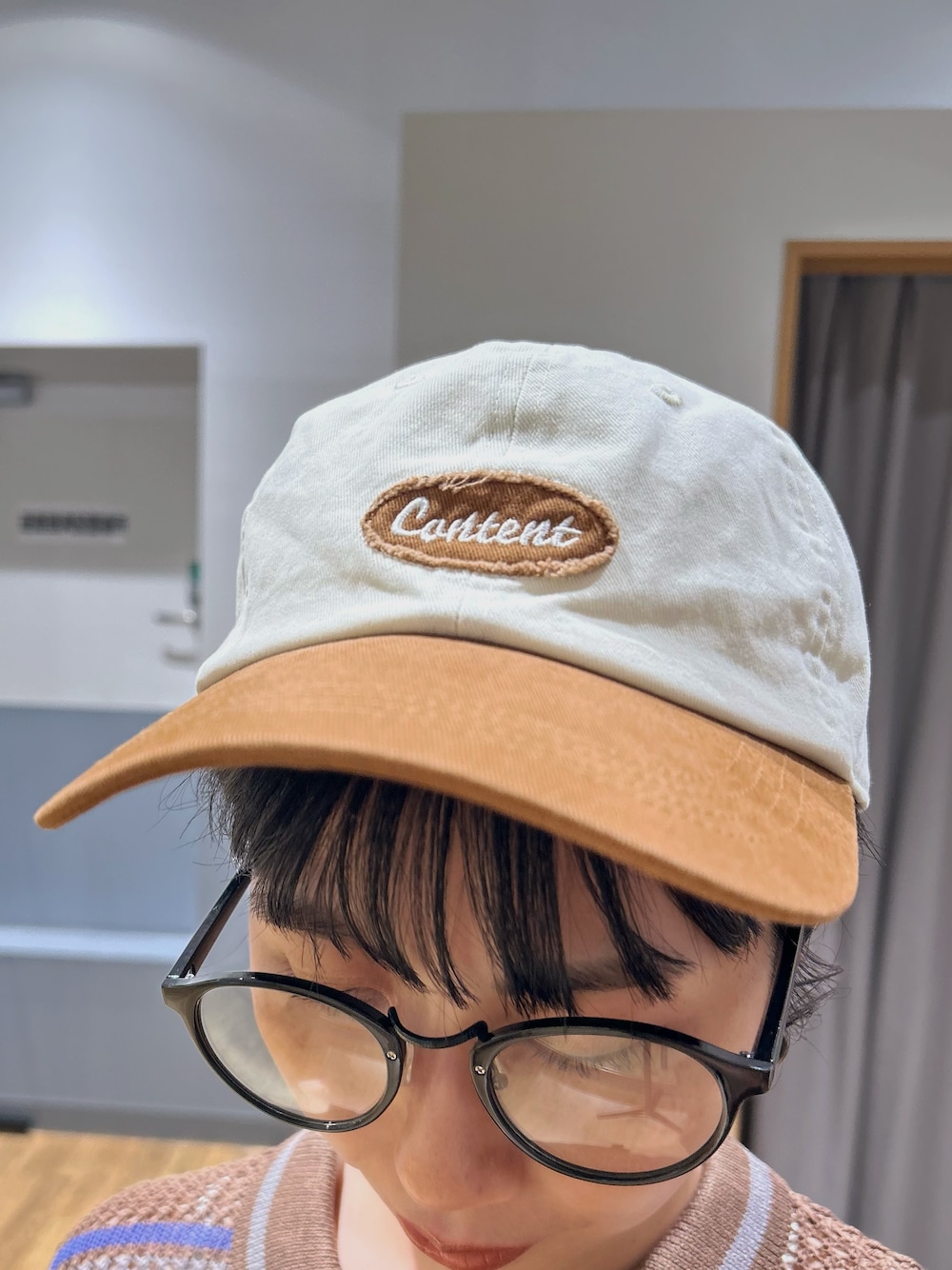 グレー系のニット/セーター、ブルー系のその他パンツ、ベージュ系のショルダーバッグを着用したレディースの夏コーディネートの8枚目の写真