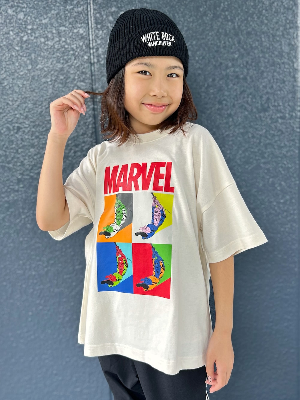 ホワイト系のTシャツ/カットソー、ブラック系のその他パンツ、ブラック系のカーディガン/ボレロを着用したキッズの秋コーディネートの5枚目の写真