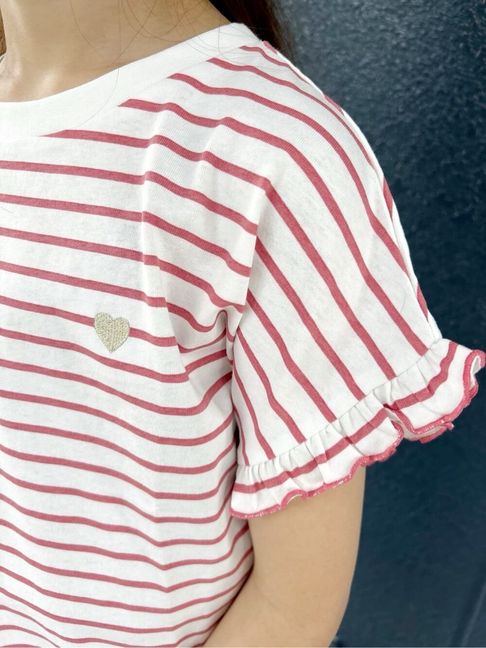 レッド系のTシャツ/カットソー、ブルー系のデニムパンツ、ブルー系のキャップを着用したキッズの春コーディネートの5枚目の写真