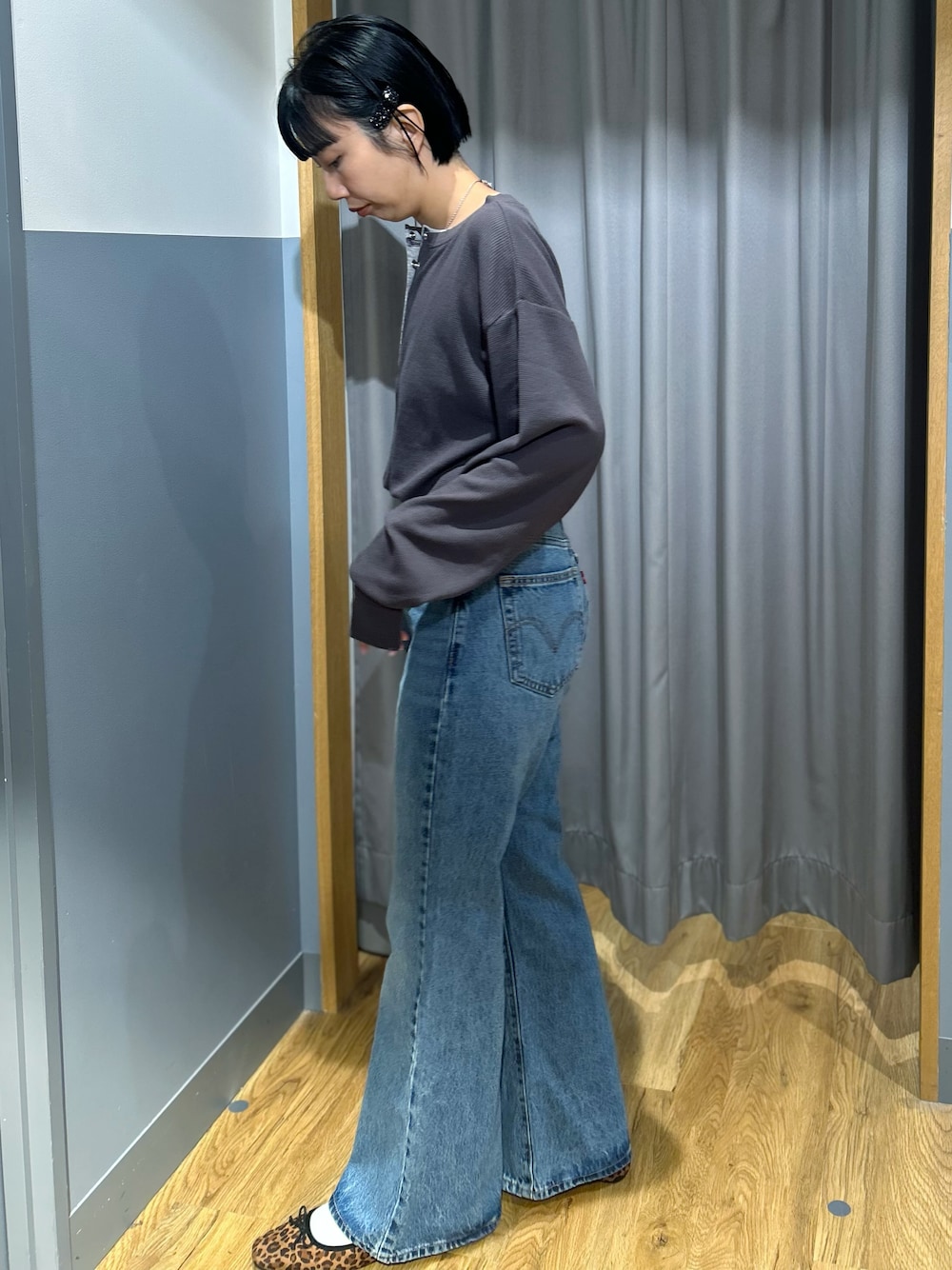 グレー系のTシャツ/カットソー、ブルー系のその他パンツ、グリーン系のショルダーバッグを着用したレディースの秋コーディネートの2枚目の写真