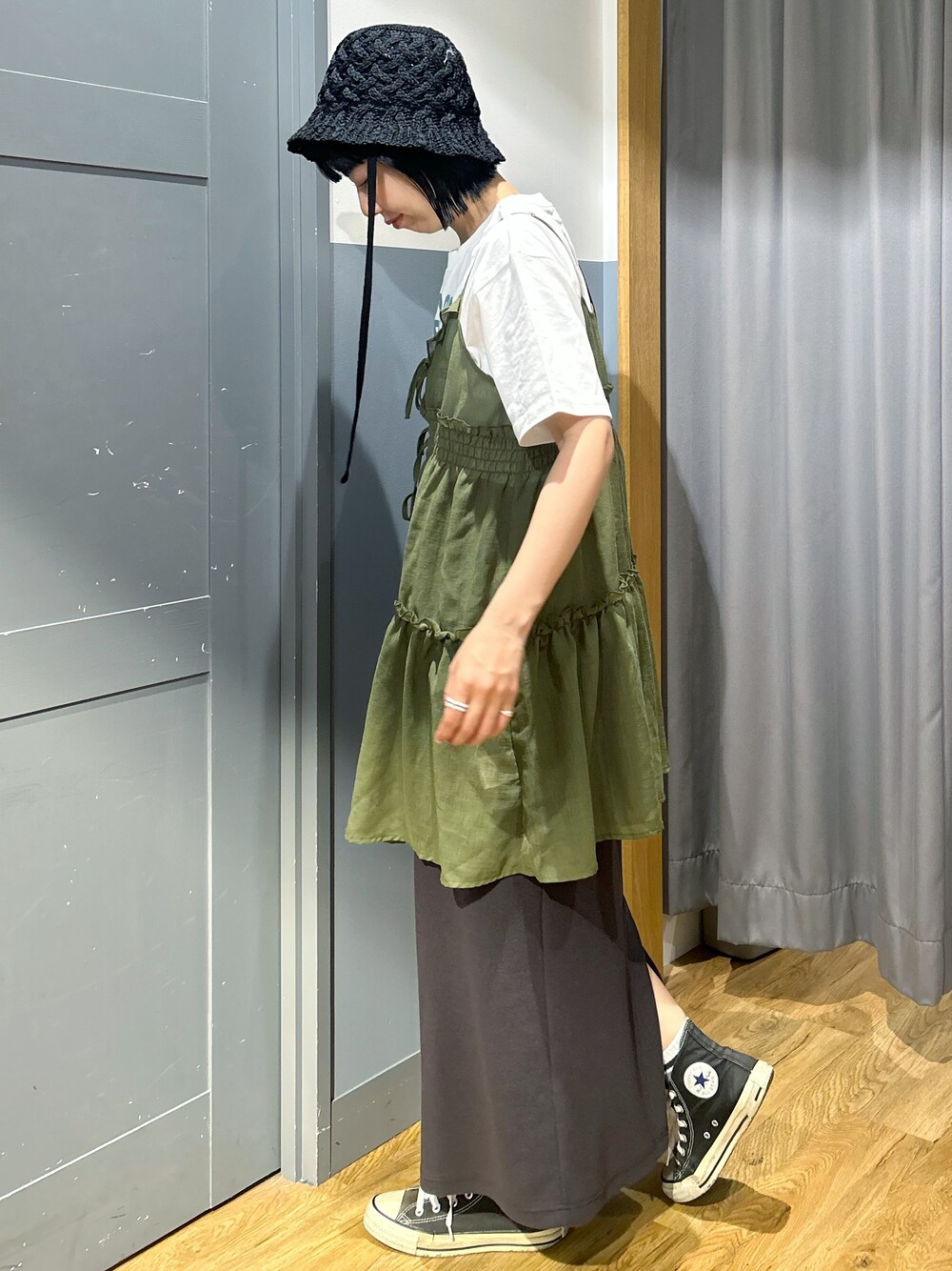 ホワイト系のTシャツ/カットソー、ブラウン系のベスト、ブラック系のハットを着用したレディースの春コーディネートの2枚目の写真