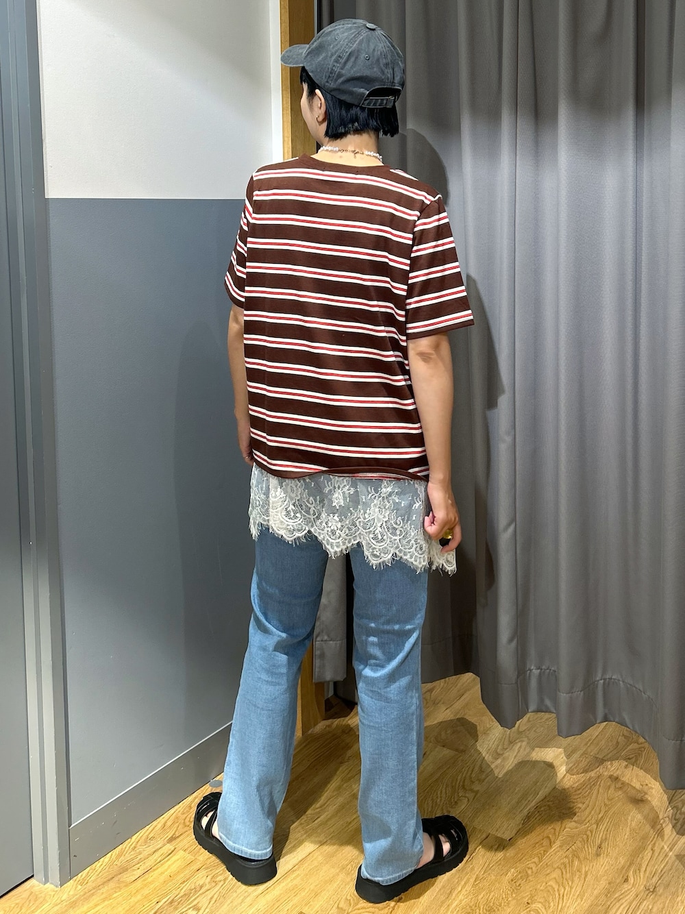 ブルー系のデニムパンツ、ブラック系のショルダーバッグ、ブラック系のキャップを着用したレディースの夏コーディネートの4枚目の写真
