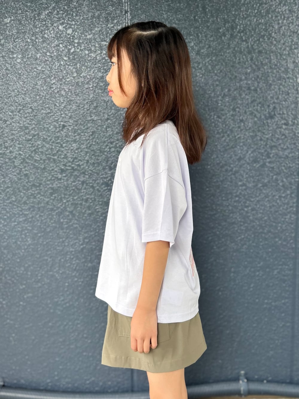 パープル系のTシャツ/カットソー、ブラウン系のスカートを着用したキッズの夏コーディネートの6枚目の写真