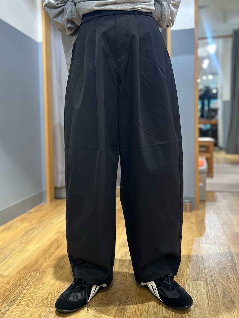 グレー系のニット/セーター、ブラック系のショルダーバッグ、ブラック系のその他パンツを着用したレディースの秋コーディネートの7枚目の写真