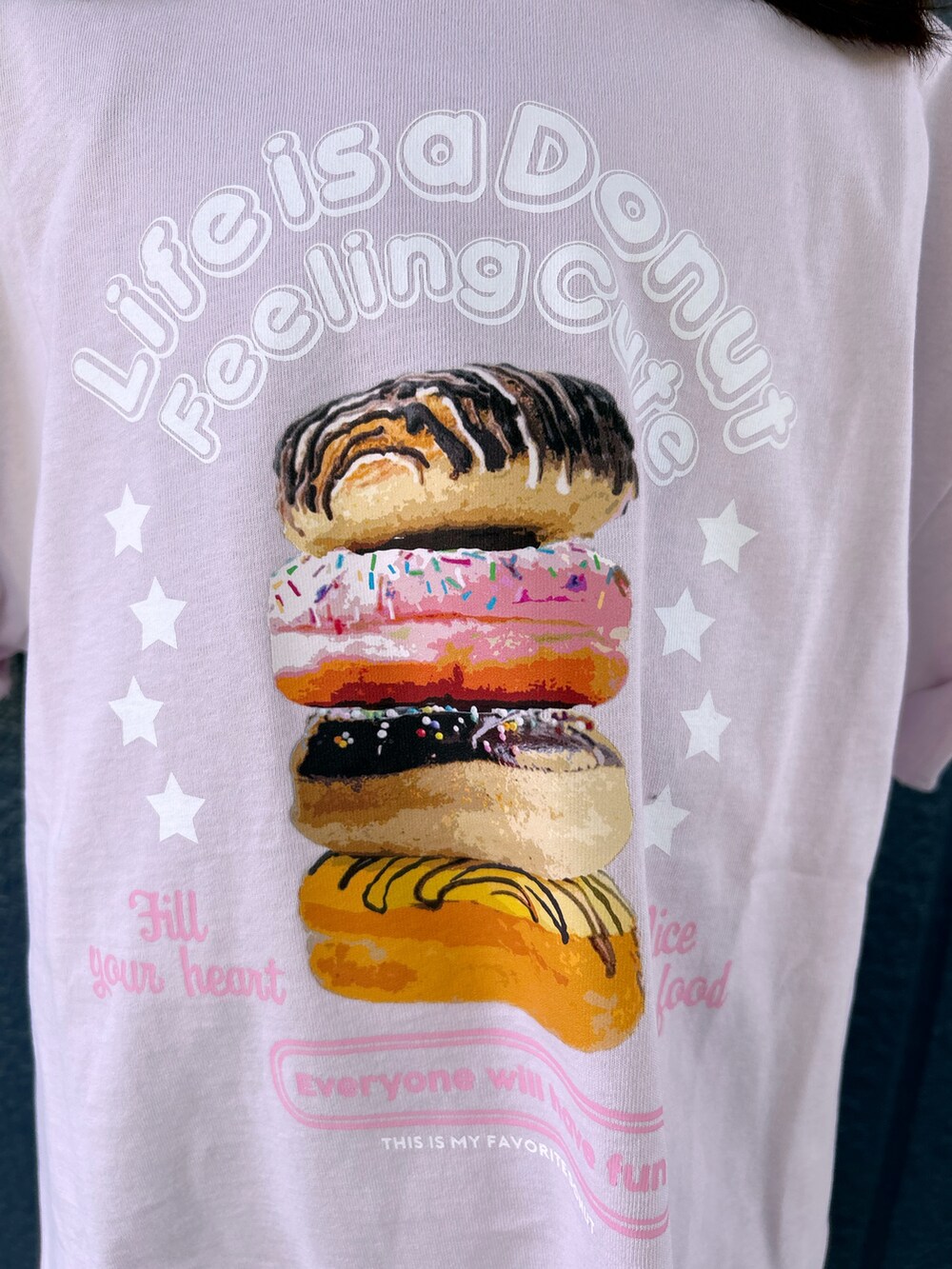 ピンク系のTシャツ/カットソー、ブラック系のその他パンツ、ブルー系のキャップを着用したレディースの春コーディネートの6枚目の写真