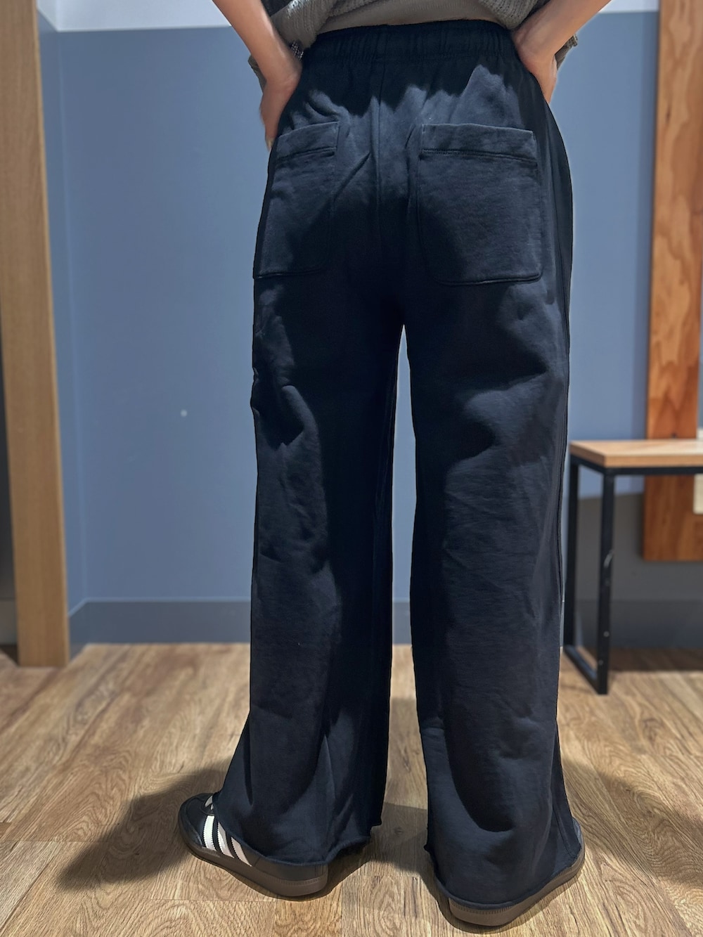 グレー系のニット/セーター、ブラック系のその他パンツ、ブラック系のショルダーバッグを着用したレディースの秋コーディネートの7枚目の写真