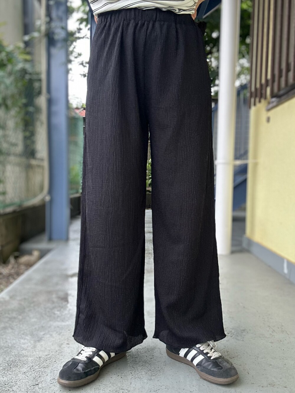 グレー系のその他トップス、ブラウン系のその他トップス、ブラック系のその他パンツを着用したレディースの夏コーディネートの7枚目の写真