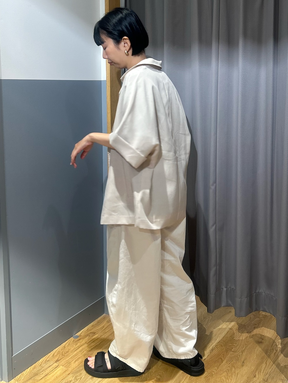 グレー系のTシャツ/カットソー、ホワイト系のその他パンツ、ベージュ系のテーラードジャケットを着用したレディースの夏コーディネートの2枚目の写真