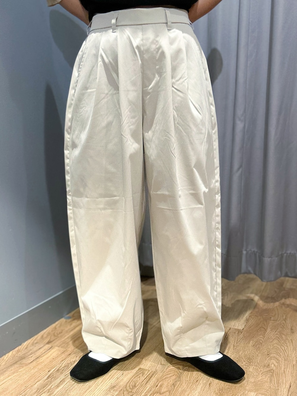 ブラック系のニット/セーター、グレー系のその他パンツ、ブラック系のトートバッグを着用したレディースの夏コーディネートの7枚目の写真