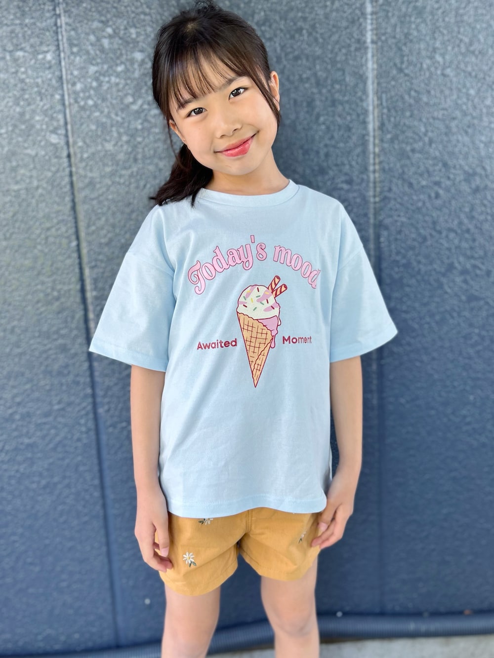 ブルー系のTシャツ/カットソー、イエロー系のその他パンツ、ブラック系のパーカーを着用したキッズの夏コーディネートの5枚目の写真