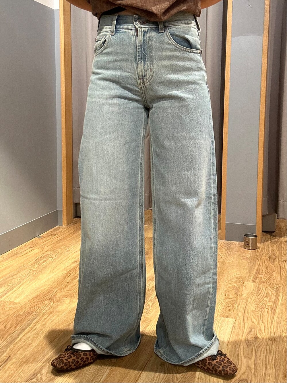 ブルー系のデニムパンツ、ブラック系のキャップを着用したレディースの夏コーディネートの6枚目の写真
