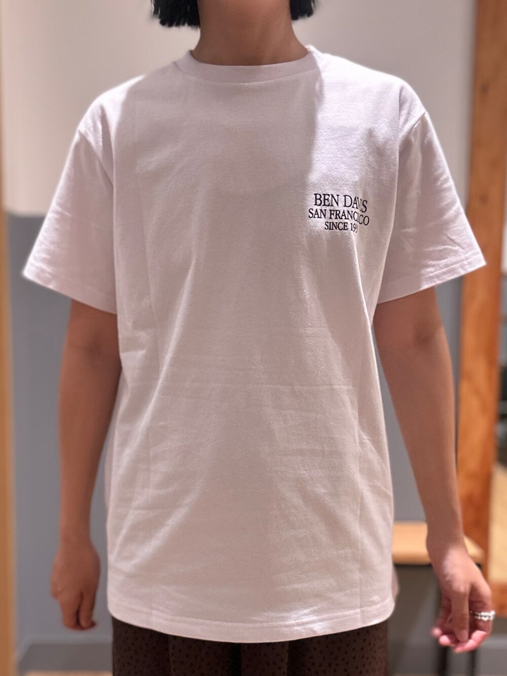 ホワイト系のTシャツ/カットソー、ブラック系のその他パンツ、ブラック系のバンダナ/スカーフを着用したレディースの夏コーディネートの4枚目の写真