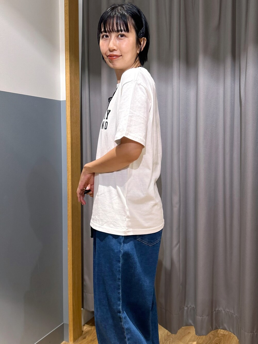 ホワイト系のTシャツ/カットソー、レッド系のベスト、ブルー系のその他パンツを着用したレディースの秋コーディネートの7枚目の写真